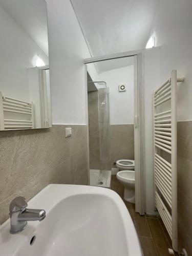 A bathroom at Casa Belfiore - vicino Porta Nuova F.S.