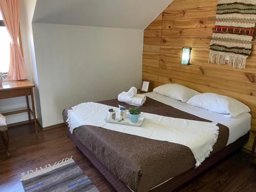 um quarto com uma cama grande e uma cabeceira em madeira em 8 Habitación Privada - Cama Matrimonial em Puerto Varas