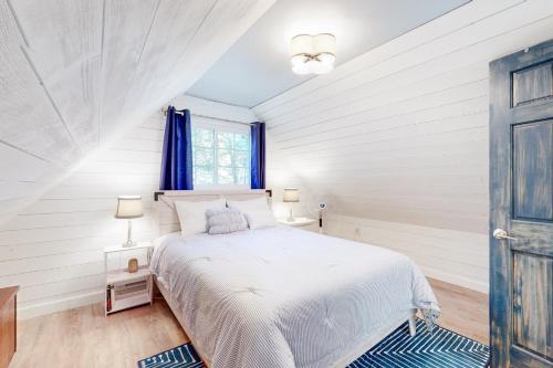 1 dormitorio con cama y ventana en Victory Cottage at NH, en Moultonborough