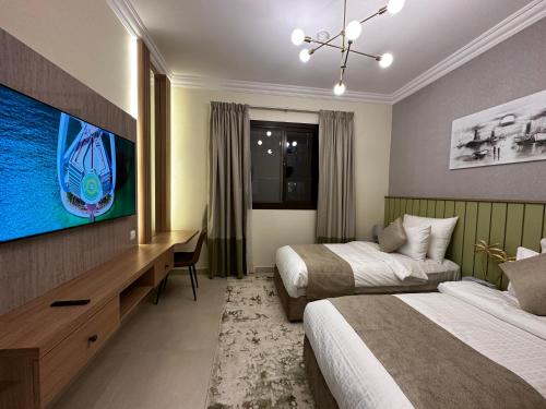Телевизор и/или развлекательный центр в GOODWOOD SUITES HOMES VACATION