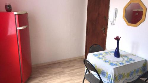 una habitación con una mesa con un jarrón encima en Apartamento no Centro Histórico de Salvador, en Salvador