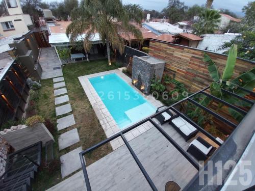 an overhead view of a backyard with a swimming pool at H125 - Complejo Mendoza in Mendoza