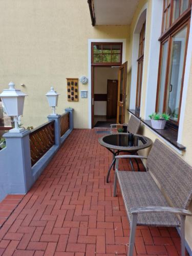 Gasthaus Pension DÖRENKRUG - Restaurantにあるシーティングエリア