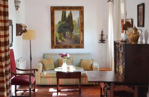 sala de estar con sofá y mesa en Hotel Santa Isabel La Real en Granada