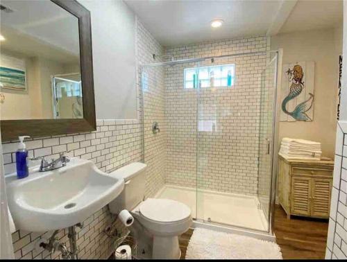 y baño con lavabo, aseo y ducha. en La Buena Pescada - Aransas Pass, TX Coastal Cottage!, en Aransas Pass