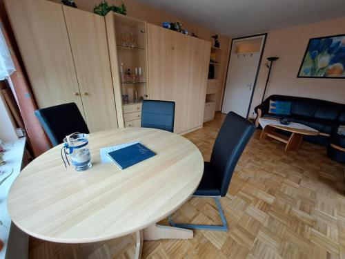 - Sala de estar con mesa y sillas en Wohnen wie bei Freunden, en Braunlage