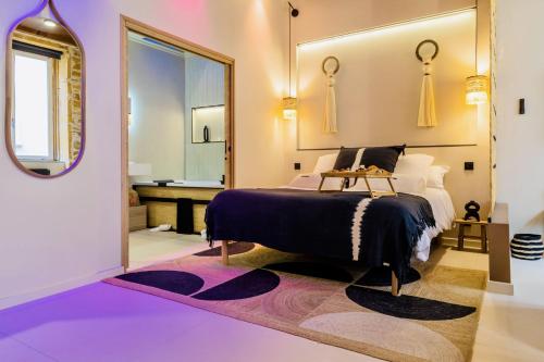 - une chambre avec un lit et un grand miroir dans l'établissement Host Inn Le Lumiere SPA & CINÉMA, à Lyon