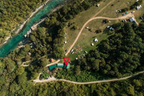 an overhead view of a road with a red marker at Grab cabin in Pluzine