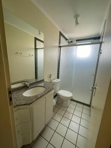 La salle de bains est pourvue de toilettes, d'un lavabo et d'une douche. dans l'établissement Caldas Novas Ecologic Park Thermas Apartamento, à Caldas Novas