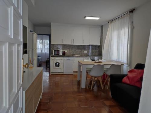 una cucina e un soggiorno con tavolo e divano di Apartament familiar tranquil a Platja d'Aro a Platja  d'Aro
