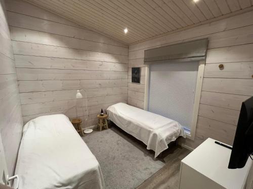 een slaapkamer met 2 bedden en een raam erin bij Villa Paadar in Inari