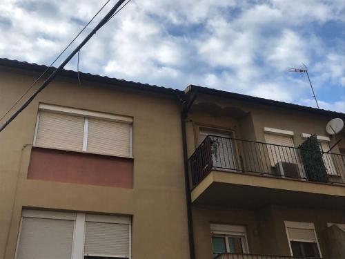 un edificio con un balcón en el lateral. en Apartamento cuatro vientos con wifi para trabajar, en Navàs