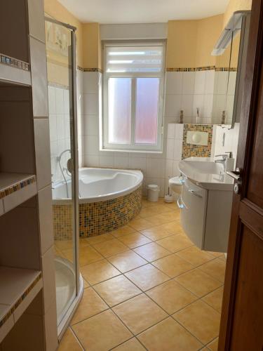 ein Badezimmer mit einer Badewanne, einem WC und einem Waschbecken in der Unterkunft Ferienwohnung am Bodetal mit Wallbox für E-Auto in Thale
