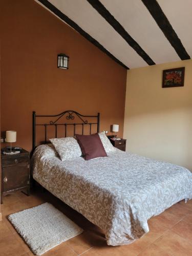 - une chambre avec un lit, 2 tables de nuit et 2 lampes dans l'établissement Casas Rurales El Cerro y El Cerezo, à Navaconcejo