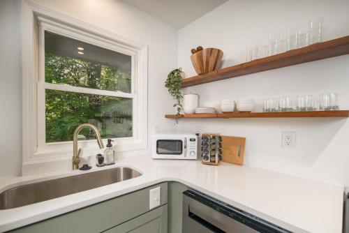 Una cocina o cocineta en The Wanderer Guesthouse