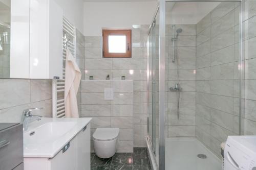 a bathroom with a shower and a toilet and a sink at Holiday House Tone, Imotski-Drum-Makarska in Drum