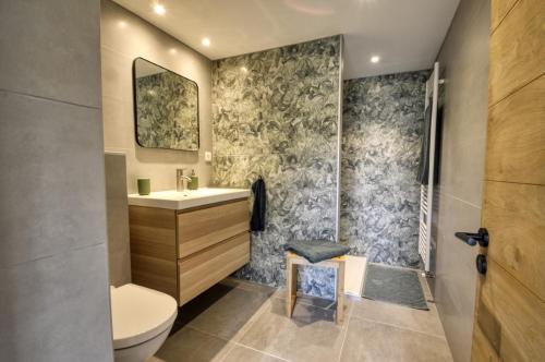 Kúpeľňa v ubytovaní Studio lumineux en rez-de-jardin situé sur la route des vins d'Alsace