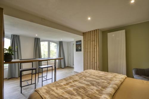 Posteľ alebo postele v izbe v ubytovaní Studio lumineux en rez-de-jardin situé sur la route des vins d'Alsace