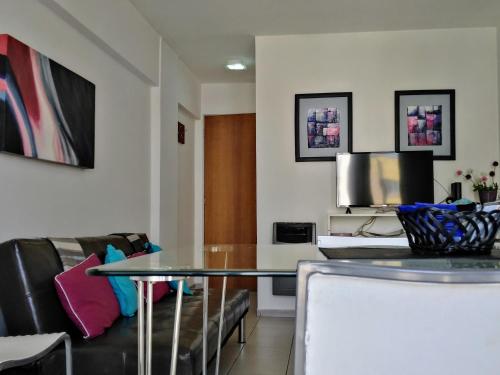 una sala de estar con una mesa y un sofá en Depto En El Centro - Dean Funes, en Córdoba