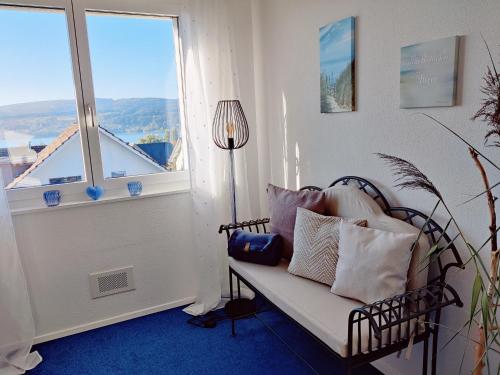 Pokój z ławką z poduszkami i oknem w obiekcie Bed & Breakfast Lake View w mieście Steckborn