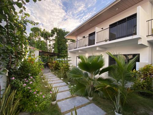 a courtyard with plants and a building at chillax Thoddoo in Thoddoo