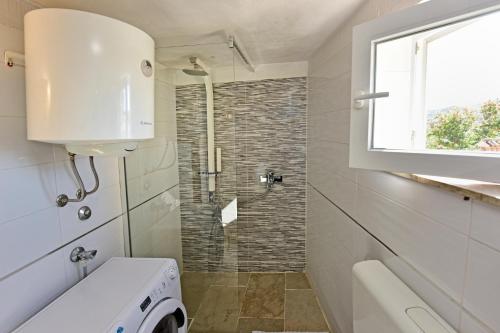 莫托文的住宿－Villa Fragola，带淋浴和洗衣机的浴室