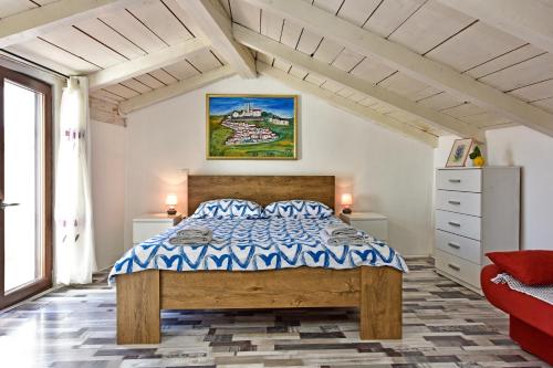 莫托文的住宿－Villa Fragola，一间卧室配有一张床和一张红色的沙发