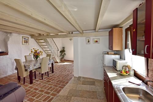 a kitchen and dining room with a table and chairs at Villa Fragola in Motovun