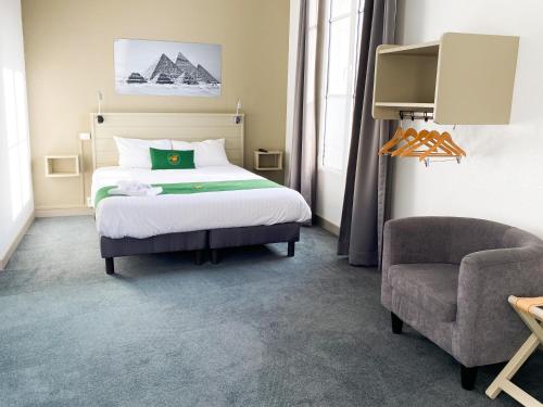 ein Hotelzimmer mit einem Bett und einem Stuhl in der Unterkunft Colette Hôtel in Niort