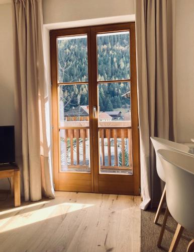 a room with a large glass door with a view at s Lois Schönes Apartment im Kaunertal in Kaunertal