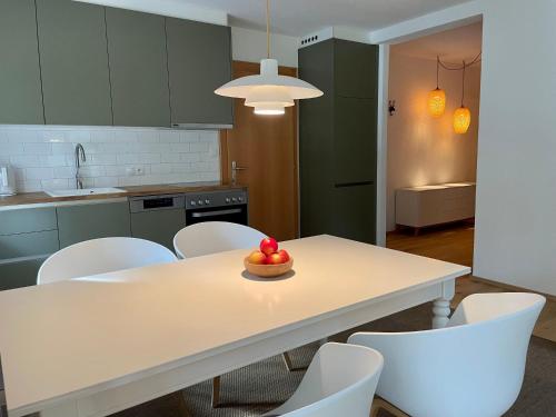 una cocina con una mesa con un bol de fruta. en Schönes Apartment im Kaunertal en Kaunertal
