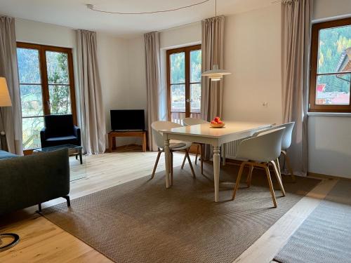 sala de estar con mesa de comedor y sillas en Schönes Apartment im Kaunertal en Kaunertal