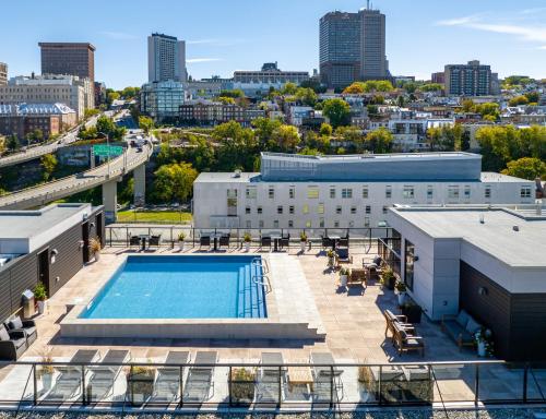 an overhead view of a pool on the roof of a building at Le Caïman in Quebec City