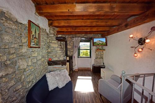 Villa Luna في موتوفون: غرفة معيشة مع جدار حجري وأريكة