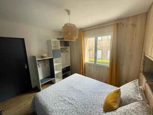 Habitación pequeña con cama y ventana en Un balcon entre Causses et Rougiers, en Gissac