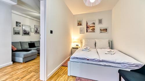 une chambre avec un lit et un salon dans l'établissement Apartament Angelika G1 z Prywatną Sauną, 3 sypialniami, 2 łazienkami - 5D Apartamenty, à Świeradów-Zdrój