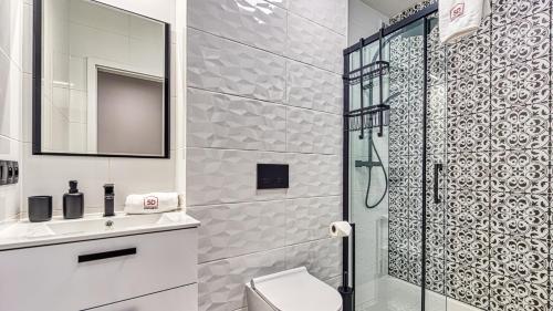 une salle de bains avec douche, toilettes et lavabo dans l'établissement Apartament Angelika G1 z Prywatną Sauną, 3 sypialniami, 2 łazienkami - 5D Apartamenty, à Świeradów-Zdrój