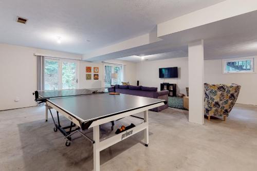 un salon avec une table de ping-pong dans l'établissement Dunes Trail, à Glen Arbor