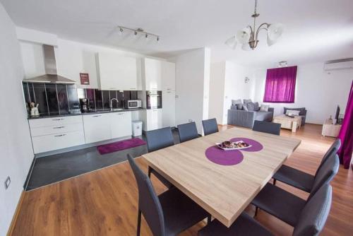 Villa La Famiglia with private heated pool