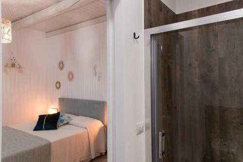 1 dormitorio con 1 cama y puerta a una habitación en Giallo Ficodindia, en Canicattì