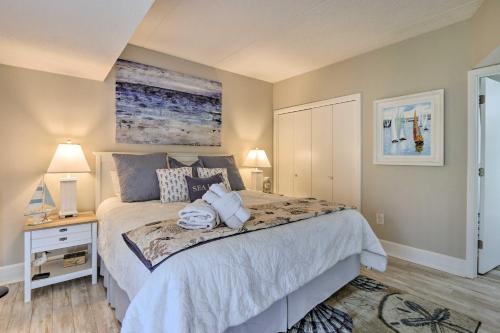 1 dormitorio con 1 cama, mesita de noche y 1 cama en Hilton Head Island Villa Pool and Beach Access en Hilton Head Island