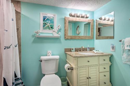 y baño con aseo, lavabo y espejo. en Hilton Head Island Villa Pool and Beach Access en Hilton Head Island
