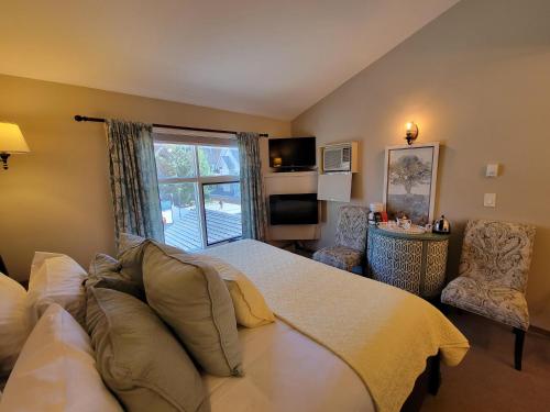 a bedroom with a large bed and a window at The Georgetown Inn in Canmore