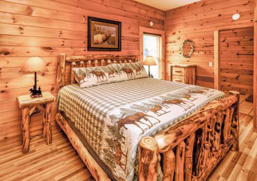 ピジョン・フォージにあるFirefly Nightsの丸太小屋のベッドのある寝室