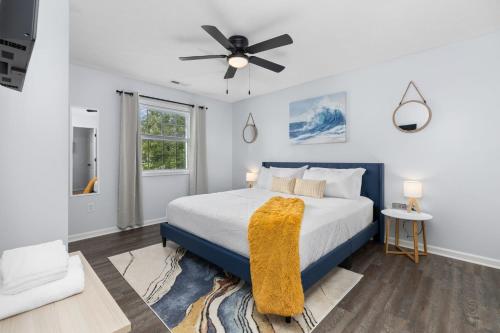 um quarto com uma cama e uma ventoinha de tecto em Fully equipped 2BR 2BA with King Bed in heart of MB em Myrtle Beach