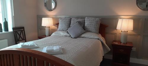 Postel nebo postele na pokoji v ubytování Heather House on the Wild Atlantic Way