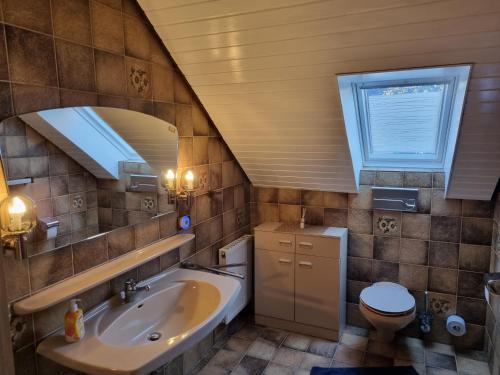 y baño con bañera, aseo y lavamanos. en Haus Katarina en Wiesmoor