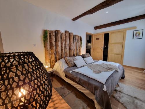 une chambre avec un lit et un lustre dans l'établissement LE GITE SPA DU CEDRE BLEU, à La Tourette-Cabardès