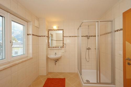uma casa de banho com um chuveiro e um lavatório. em Werfenerhof em Werfen