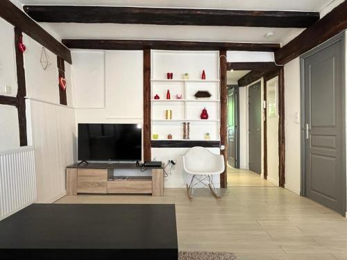 La Mariana - Old Town Cosy Apartments tesisinde bir televizyon ve/veya eğlence merkezi